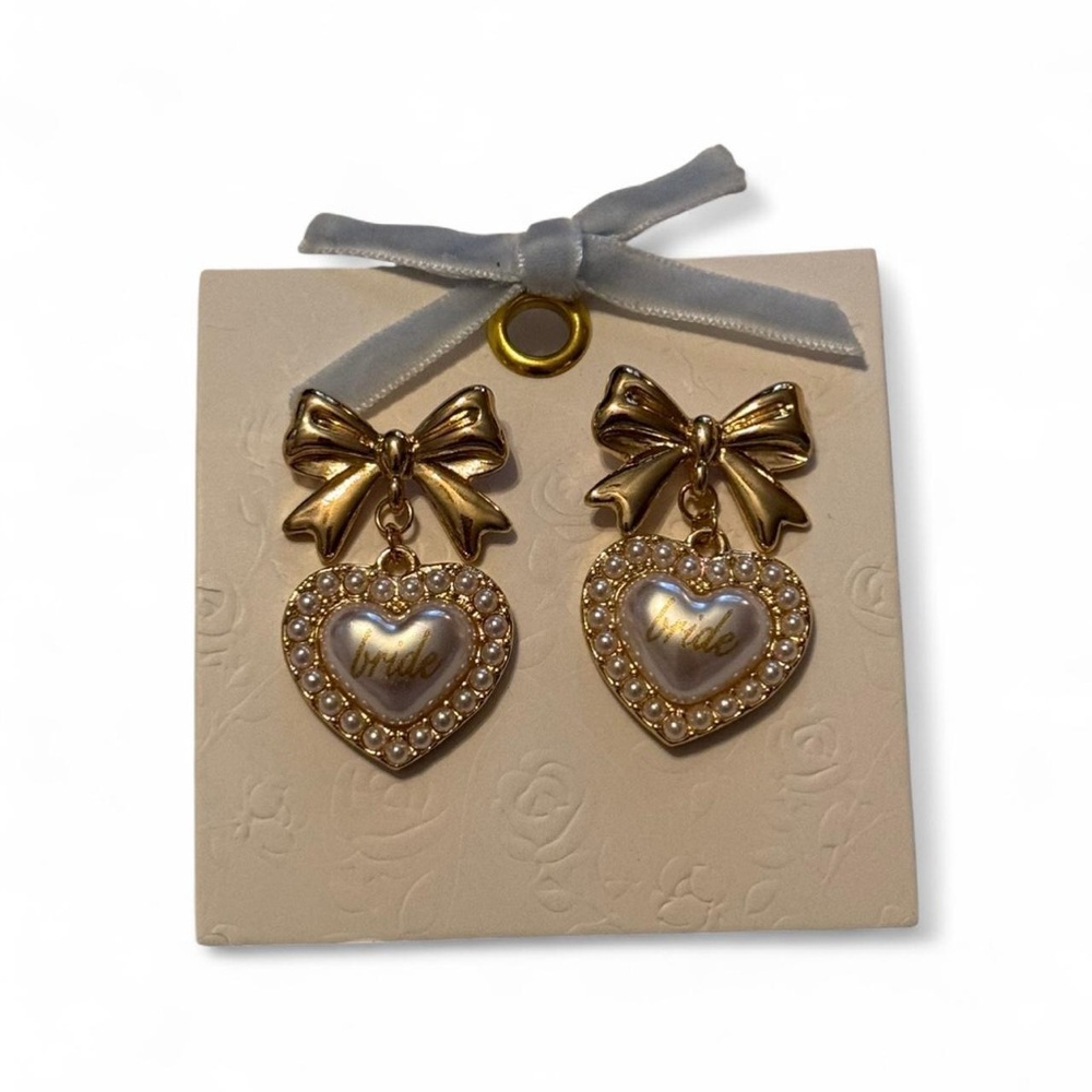 ✨ Gold Bow “Bride” Heart Drop Earrings – Romantic Pearl Accent ✨